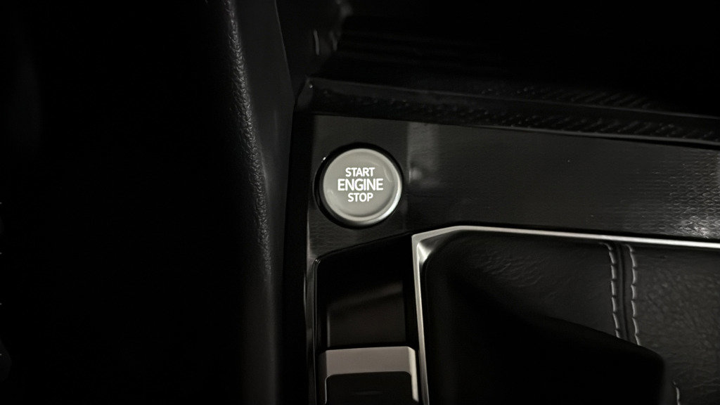 Certified 2025 Volkswagen Taos SE image 29