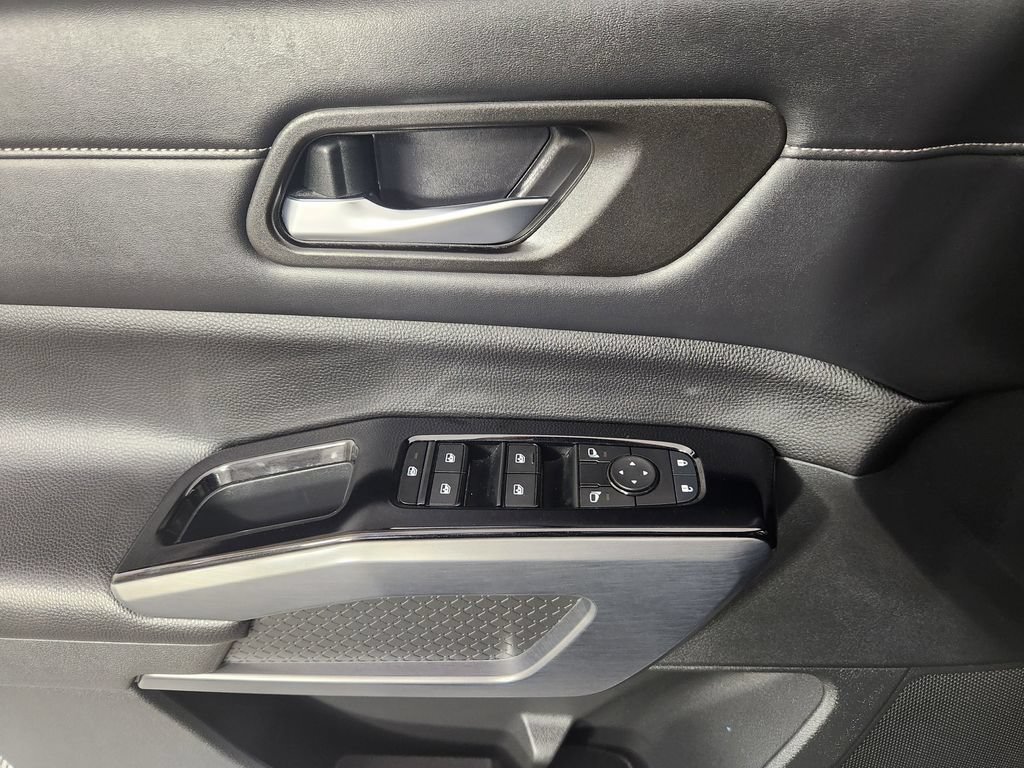 Used 2024 Nissan Pathfinder SL AWD/4WD image 10