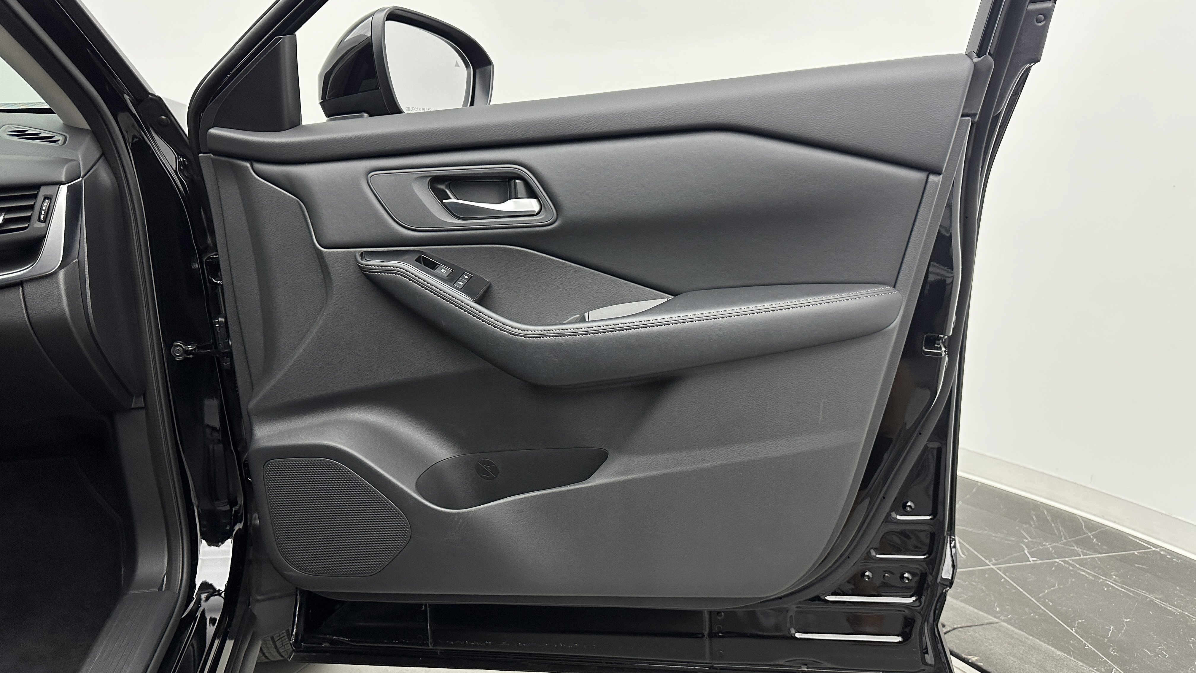 Used 2025 Nissan Rogue SV image 33