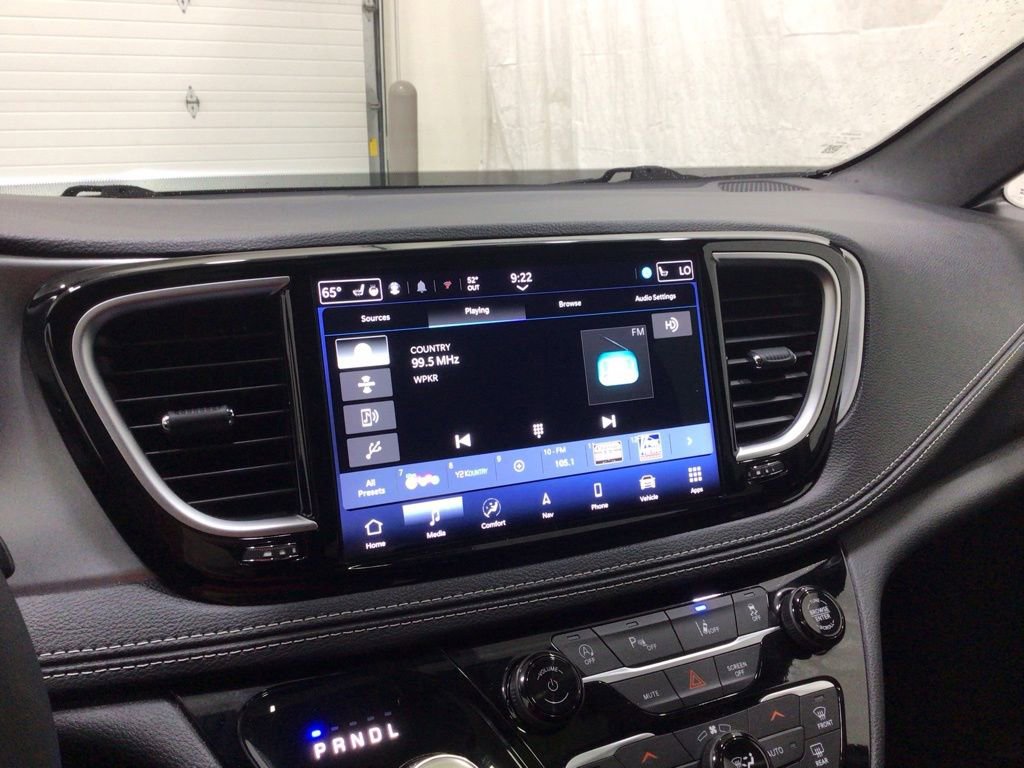 Used 2025 Chrysler Pacifica Limited FWD image 12