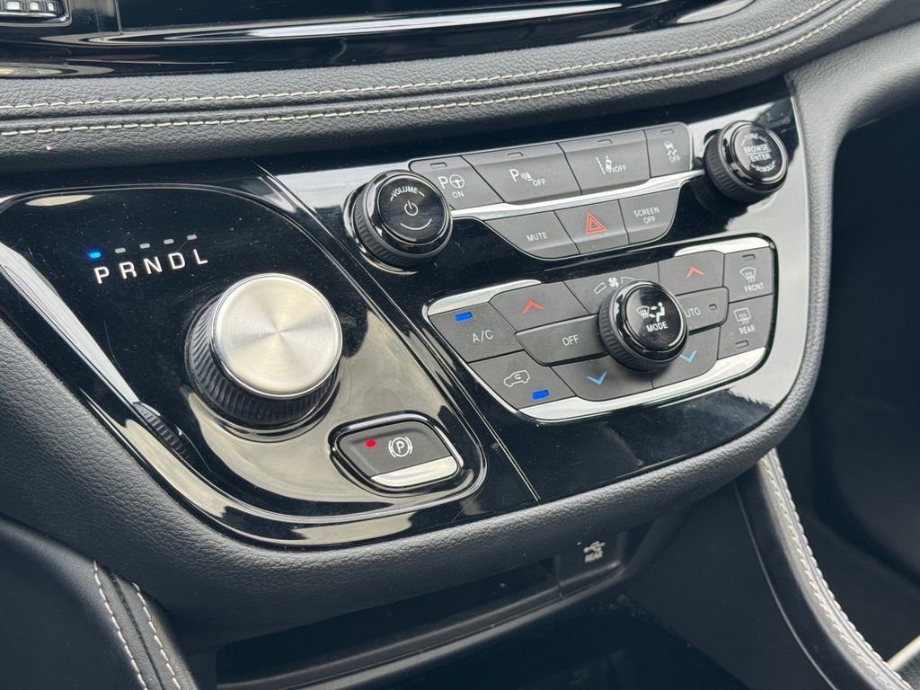 Used 2022 Chrysler Pacifica Limited w/ Uconnect Theater Family Group image 19