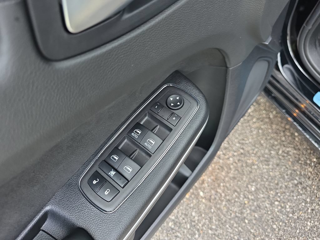 Used 2023 Chrysler 300 C RWD image 19