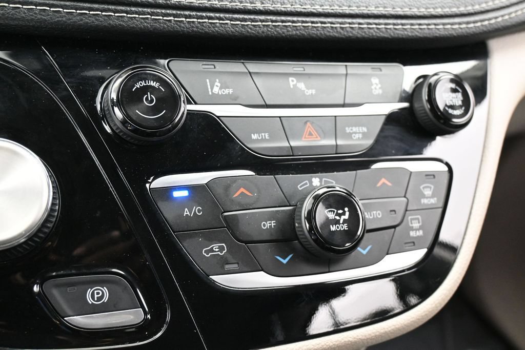 Used 2023 Chrysler Pacifica Touring-L FWD image 20