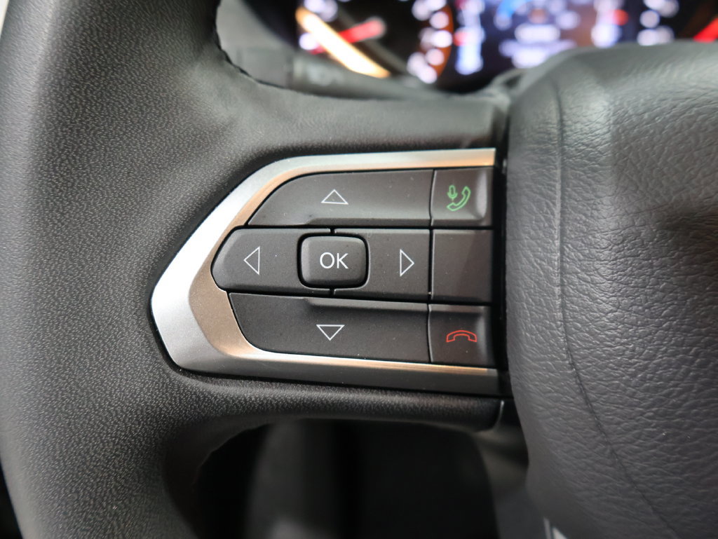 Used 2025 Jeep Compass Latitude w/ Sun & Sound Group AWD/4WD image 38