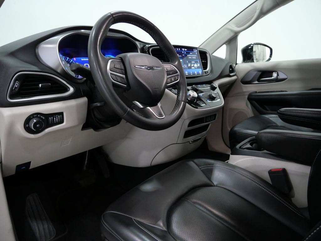 Used 2024 Chrysler Pacifica Touring-L FWD image 11
