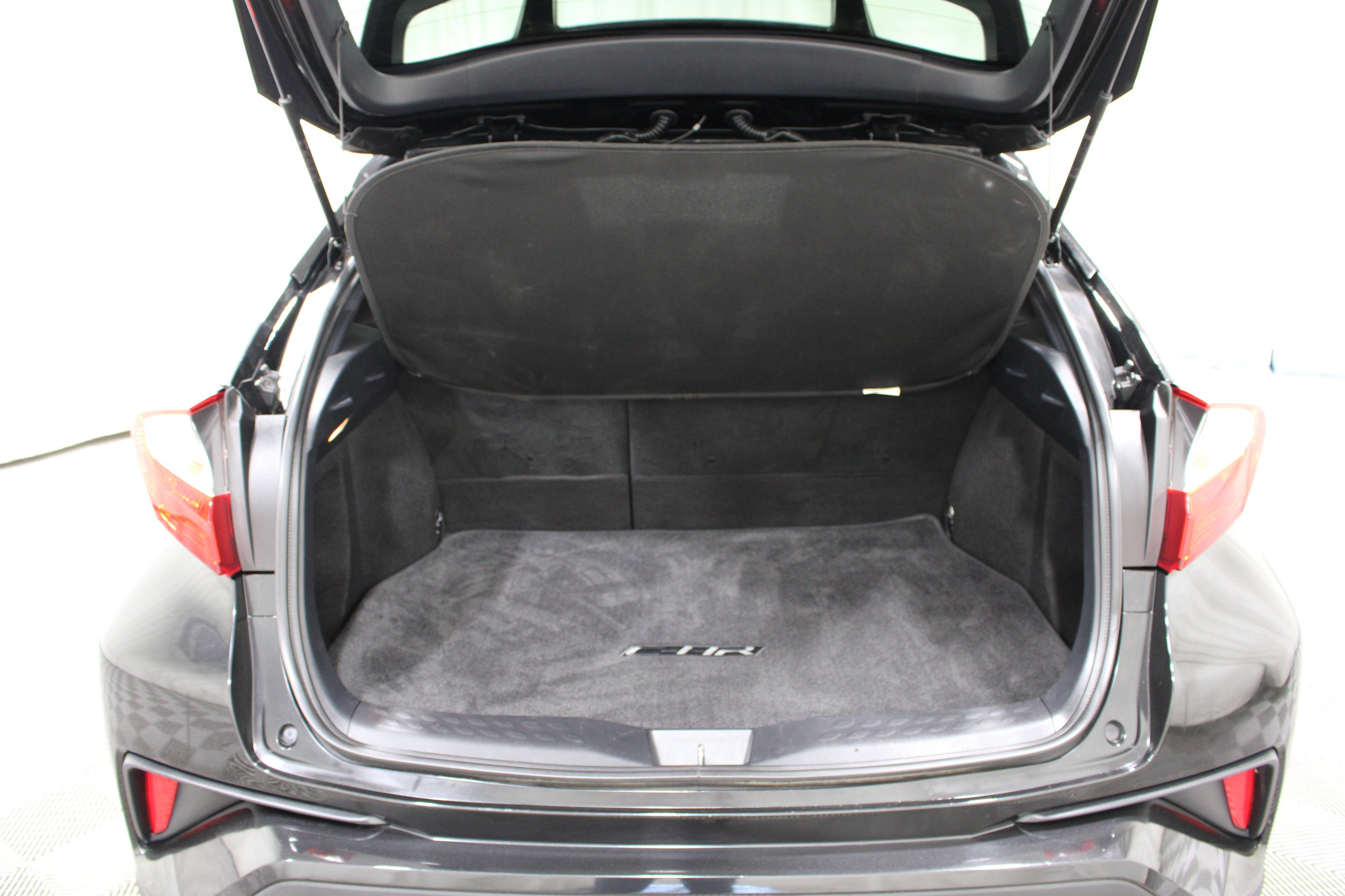 Used 2019 Toyota C-HR XLE FWD image 22