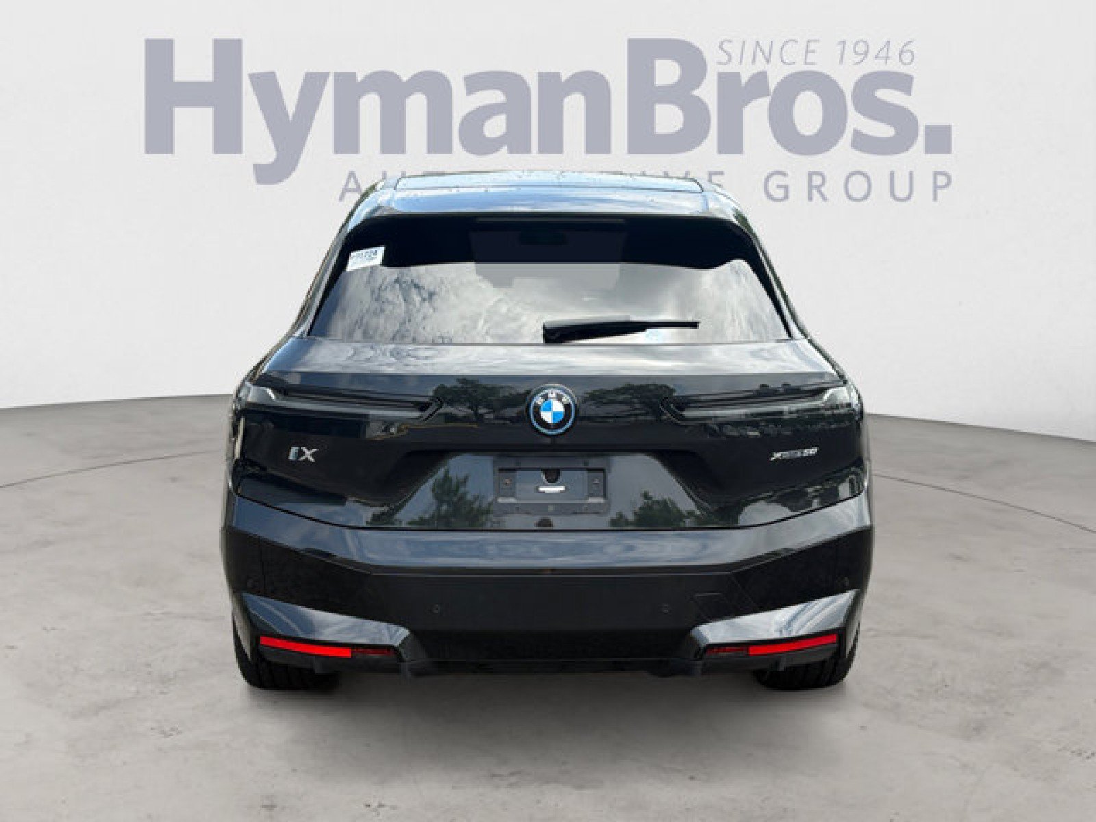 Used 2024 BMW iX xDrive50 w/ Sport Package AWD/4WD image 4