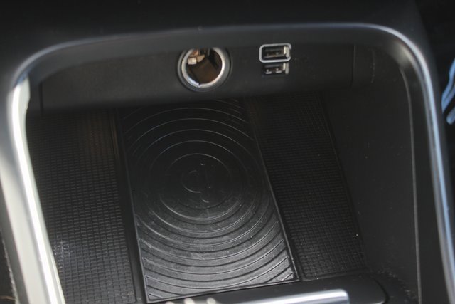 Used 2019 Volvo XC40 T5 Momentum image 9