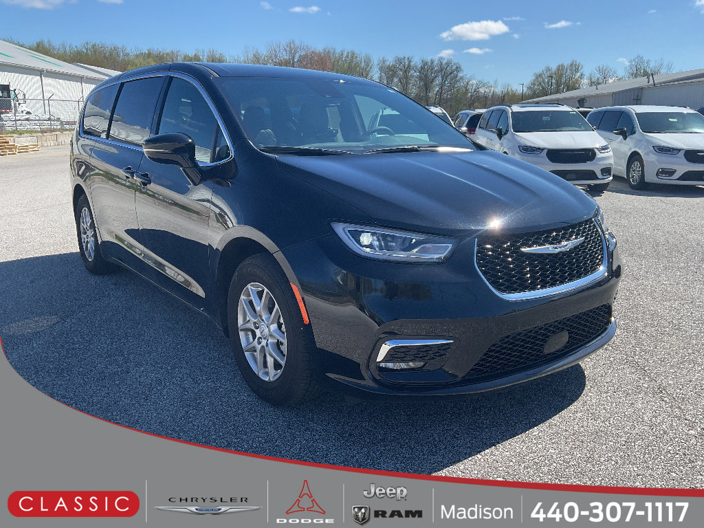 Used 2025 Chrysler Pacifica Select