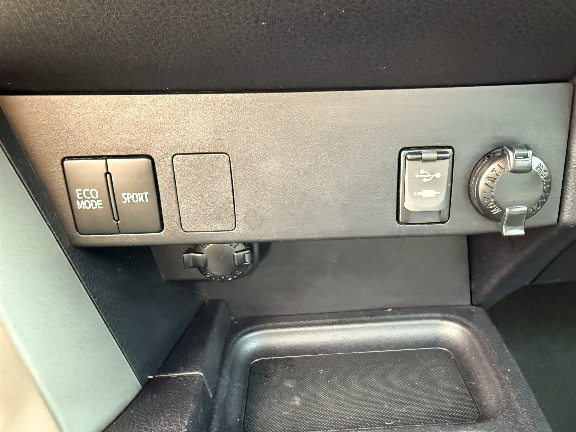 Used 2017 Toyota RAV4 LE FWD image 18