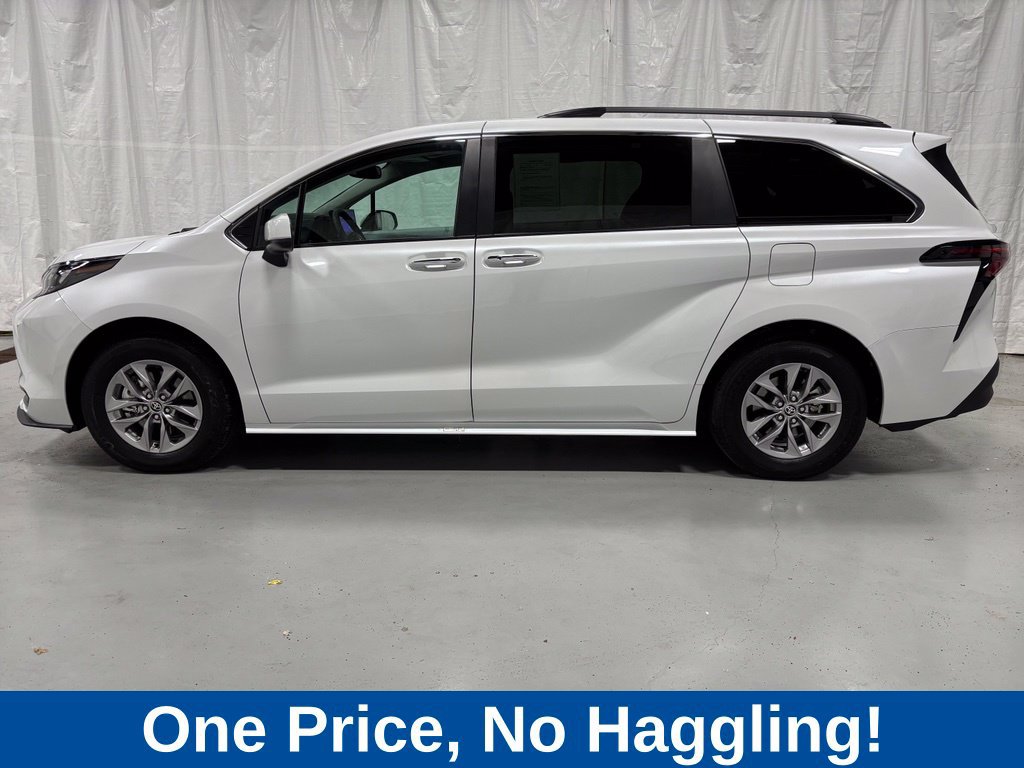 Used 2026 Toyota Sienna XLE AWD/4WD image 4