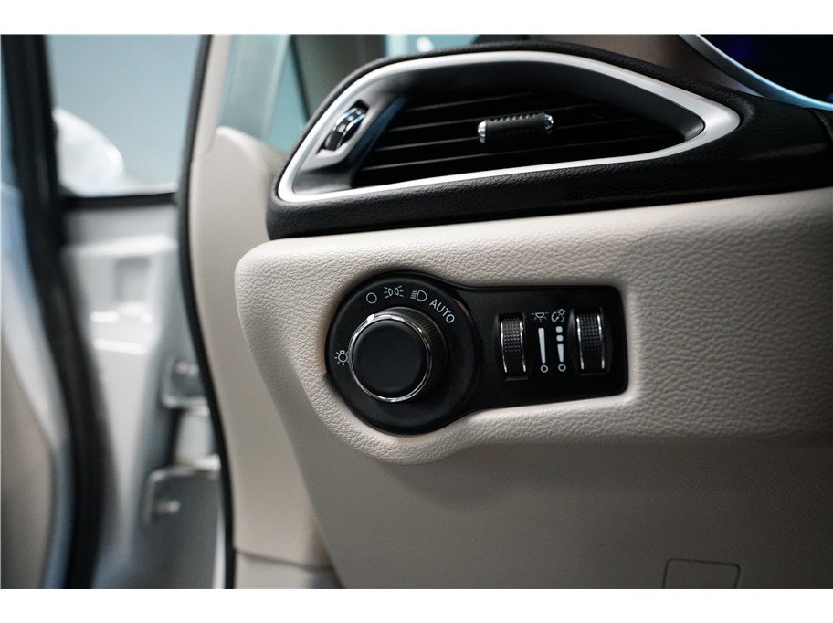 Used 2022 Chrysler Voyager LX image 18