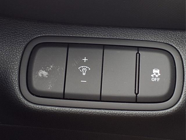 Used 2025 Hyundai Venue SEL image 25