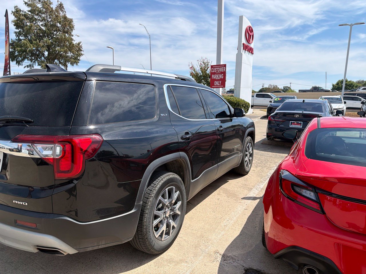 Used 2023 GMC Acadia SLT AWD/4WD image 3