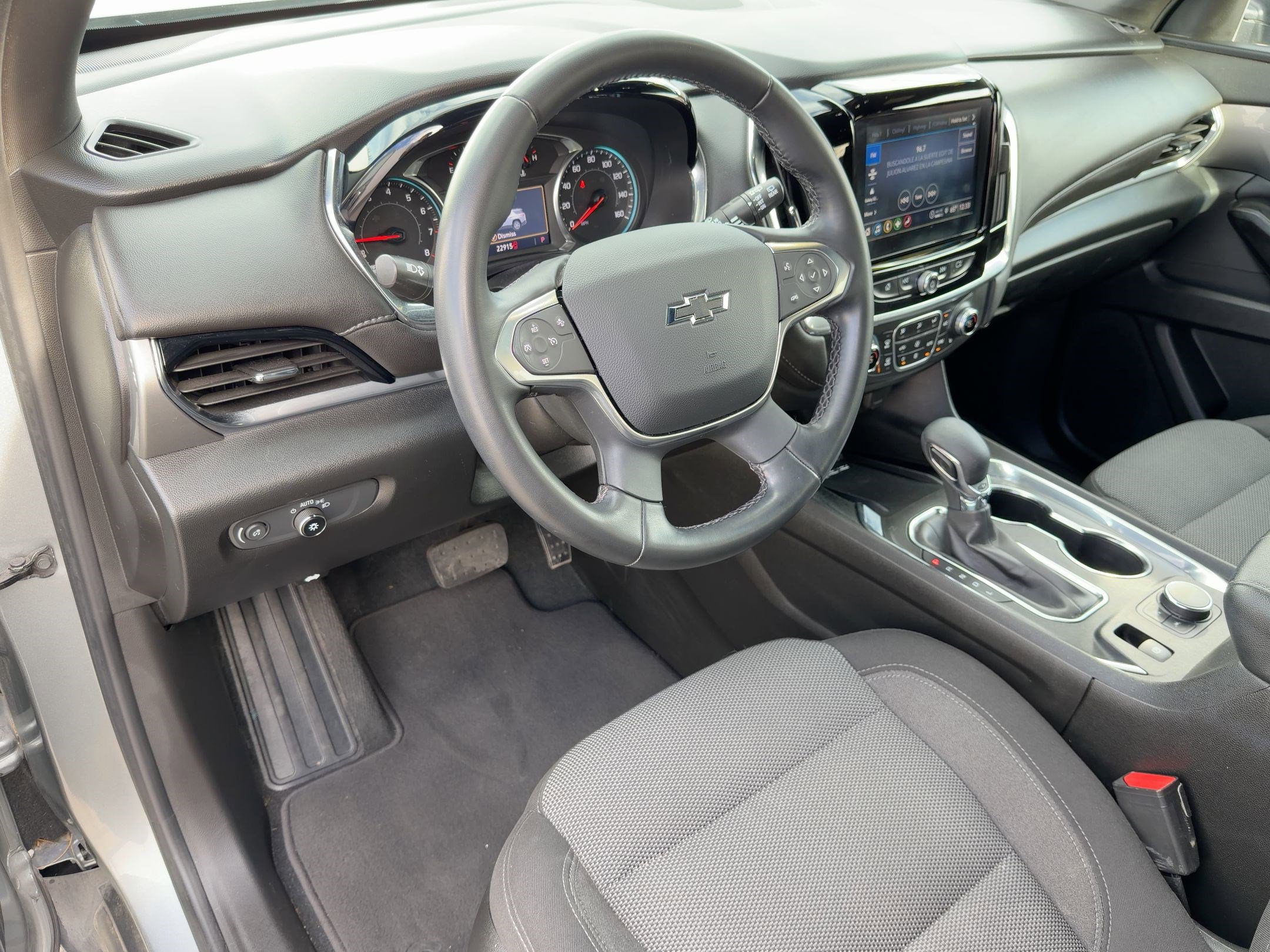 Used 2023 Chevrolet Traverse LT image 3