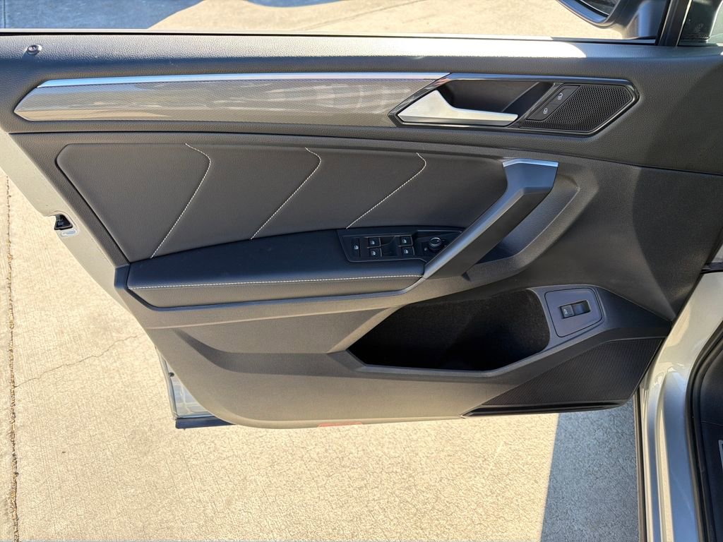 Used 2022 Volkswagen Tiguan SE R-Line image 17