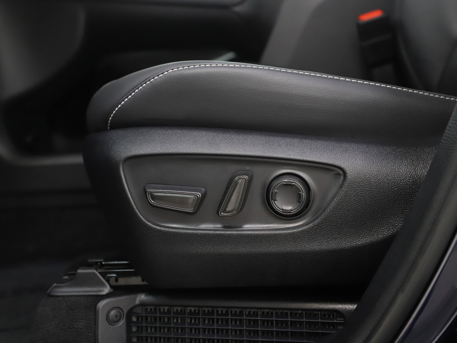 Used 2025 Toyota Sienna XSE image 30