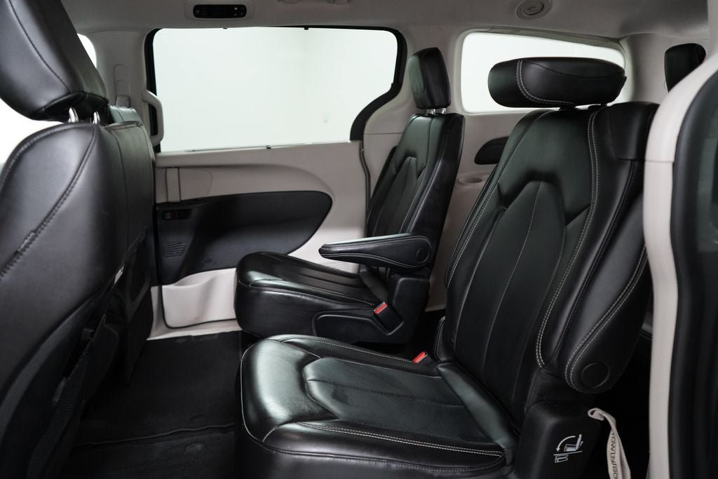 Used 2023 Chrysler Pacifica Touring-L FWD image 18