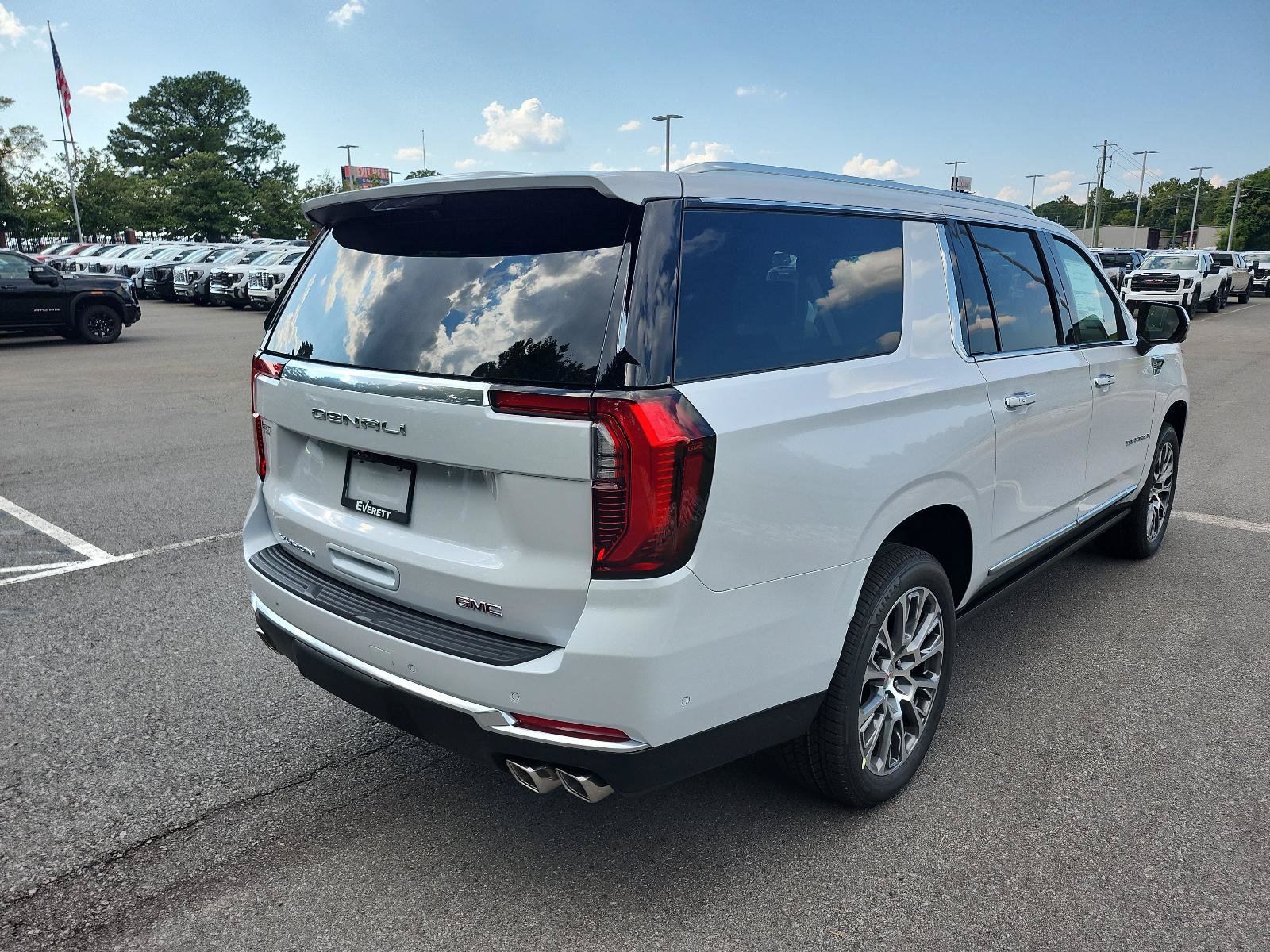 New 2026 GMC Yukon XL Denali w/ Denali Reserve Package AWD/4WD image 3
