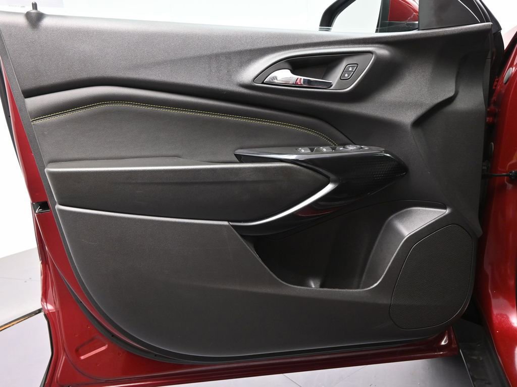 Used 2025 Chevrolet Trax LT w/ LT Convenience Package image 21