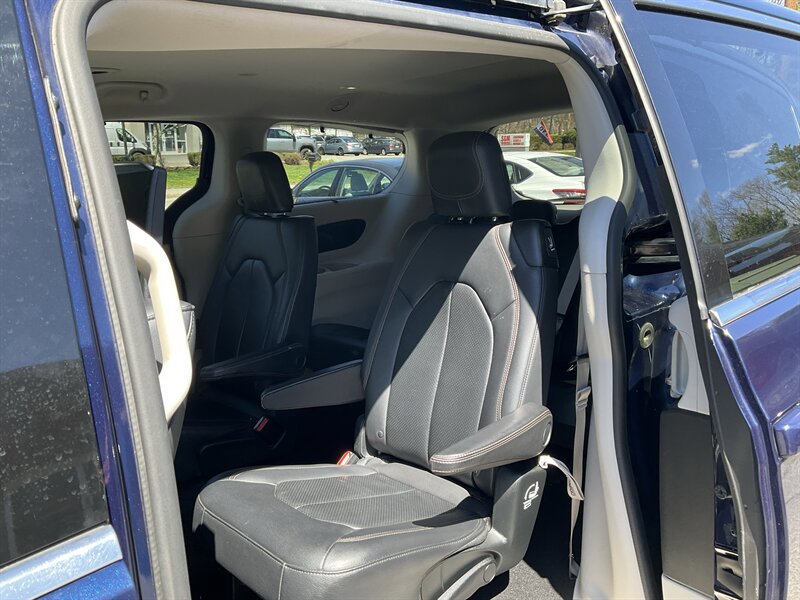 Used 2017 Chrysler Pacifica Touring-L Plus FWD image 15