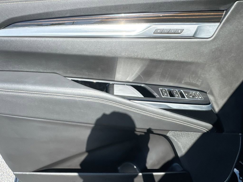 Used 2025 Cadillac Escalade ESV Luxury image 15
