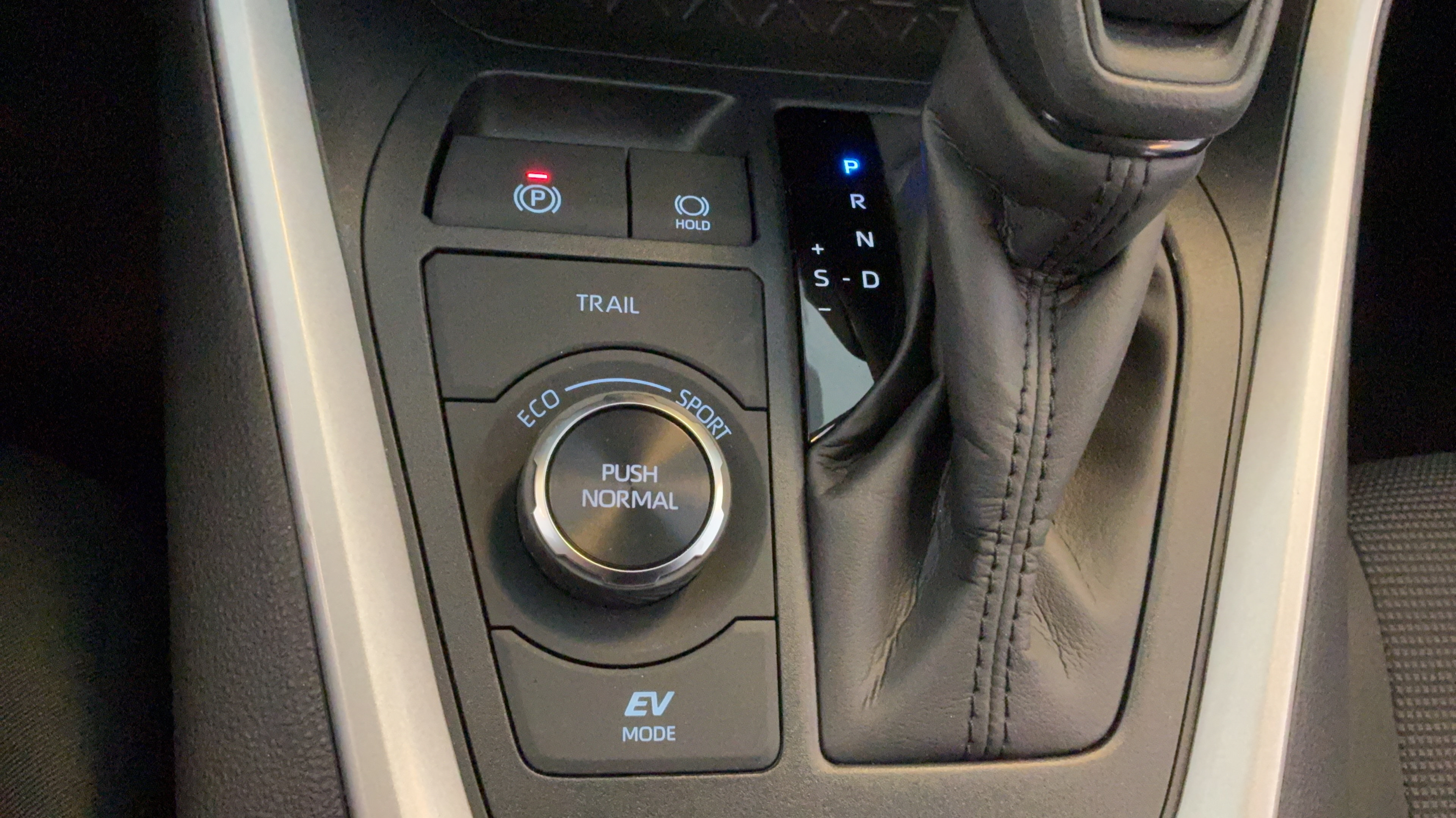 Used 2025 Toyota RAV4 LE AWD/4WD image 13