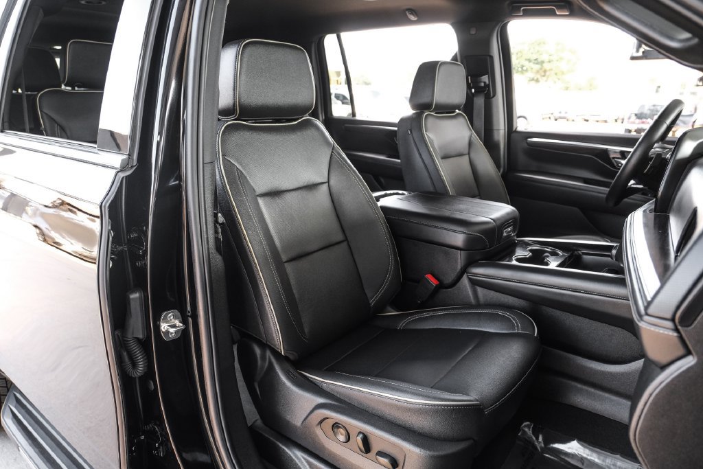 Used 2026 Chevrolet Suburban Premier RWD image 33