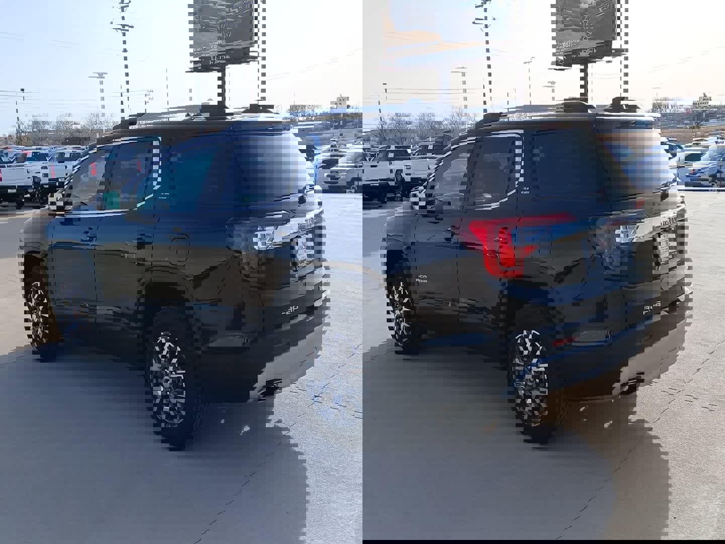 Used 2023 GMC Acadia SLE w/ Driver Convenience Package image 4