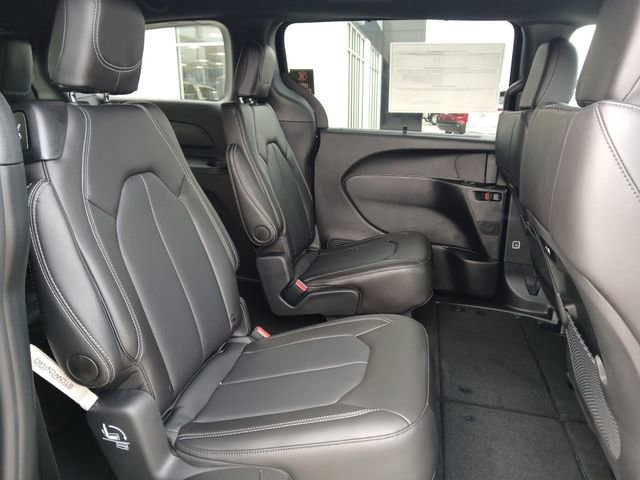 New 2026 Chrysler Pacifica Select AWD/4WD image 16