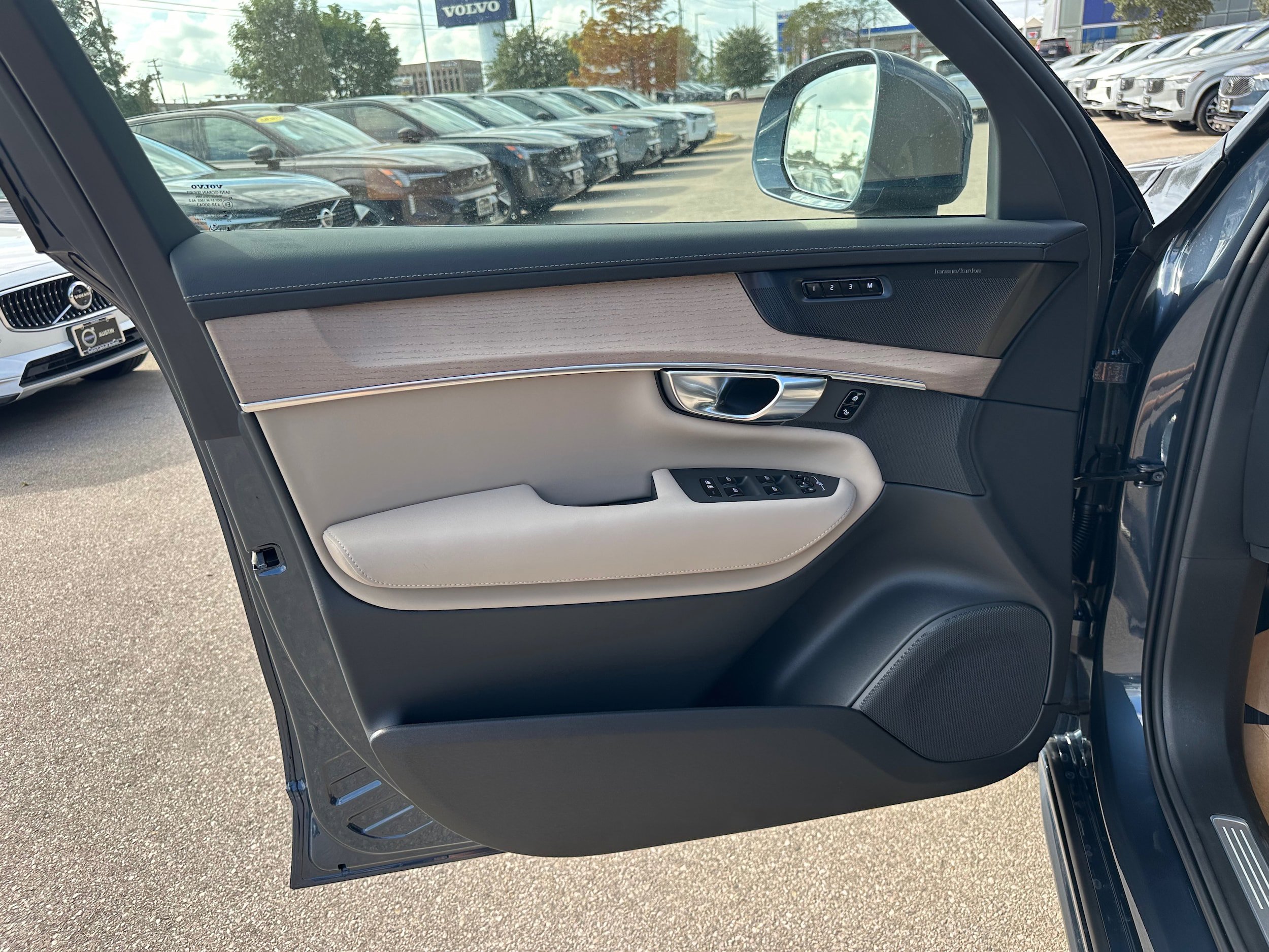 New 2026 Volvo XC90 B6 Plus w/ Protection Package Premier image 18