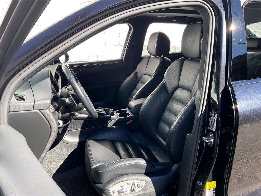Certified 2023 Porsche Macan AWD/4WD image 5