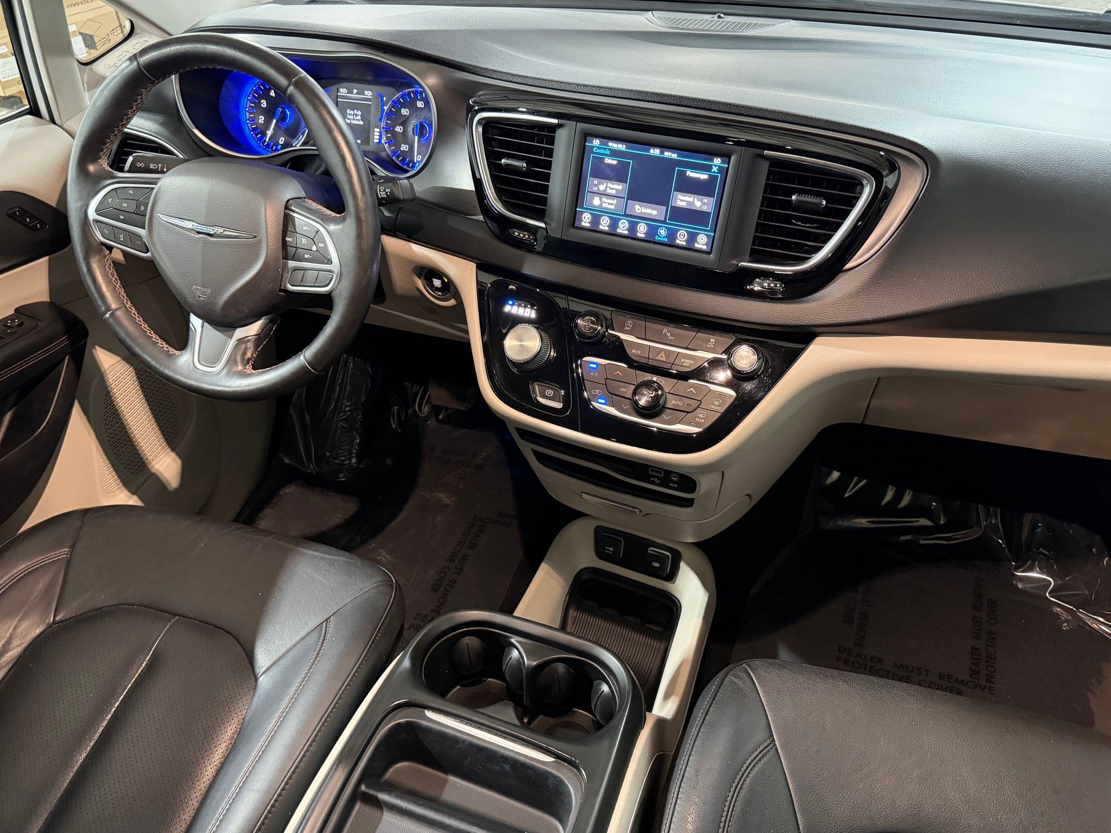 Used 2020 Chrysler Pacifica Touring-L FWD image 3