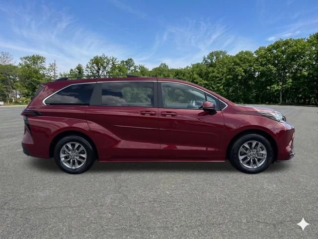 Used 2023 Toyota Sienna LE AWD/4WD image 9