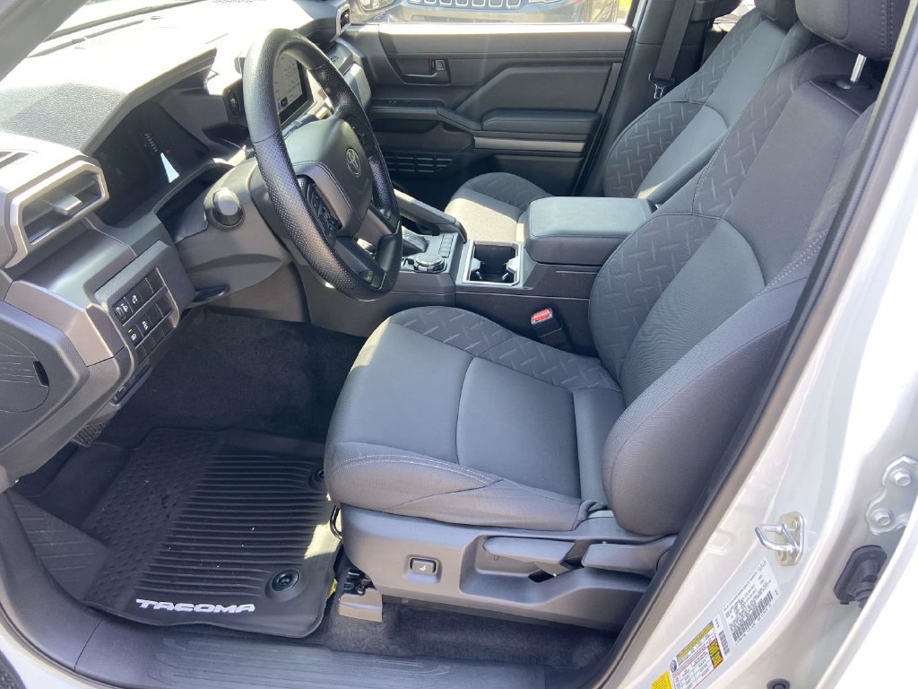 Used 2025 Toyota Tacoma SR5 AWD/4WD image 16