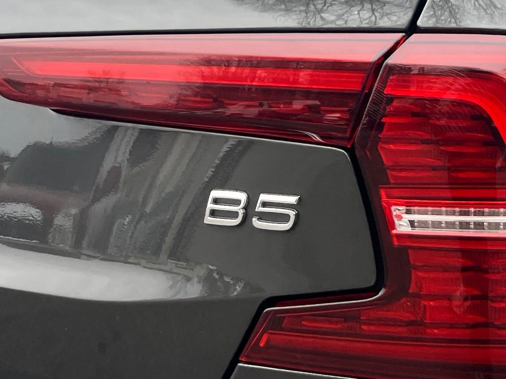 Used 2024 Volvo S60 B5 Core image 9