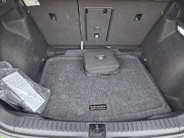 Certified 2025 Volkswagen Taos SE image 6