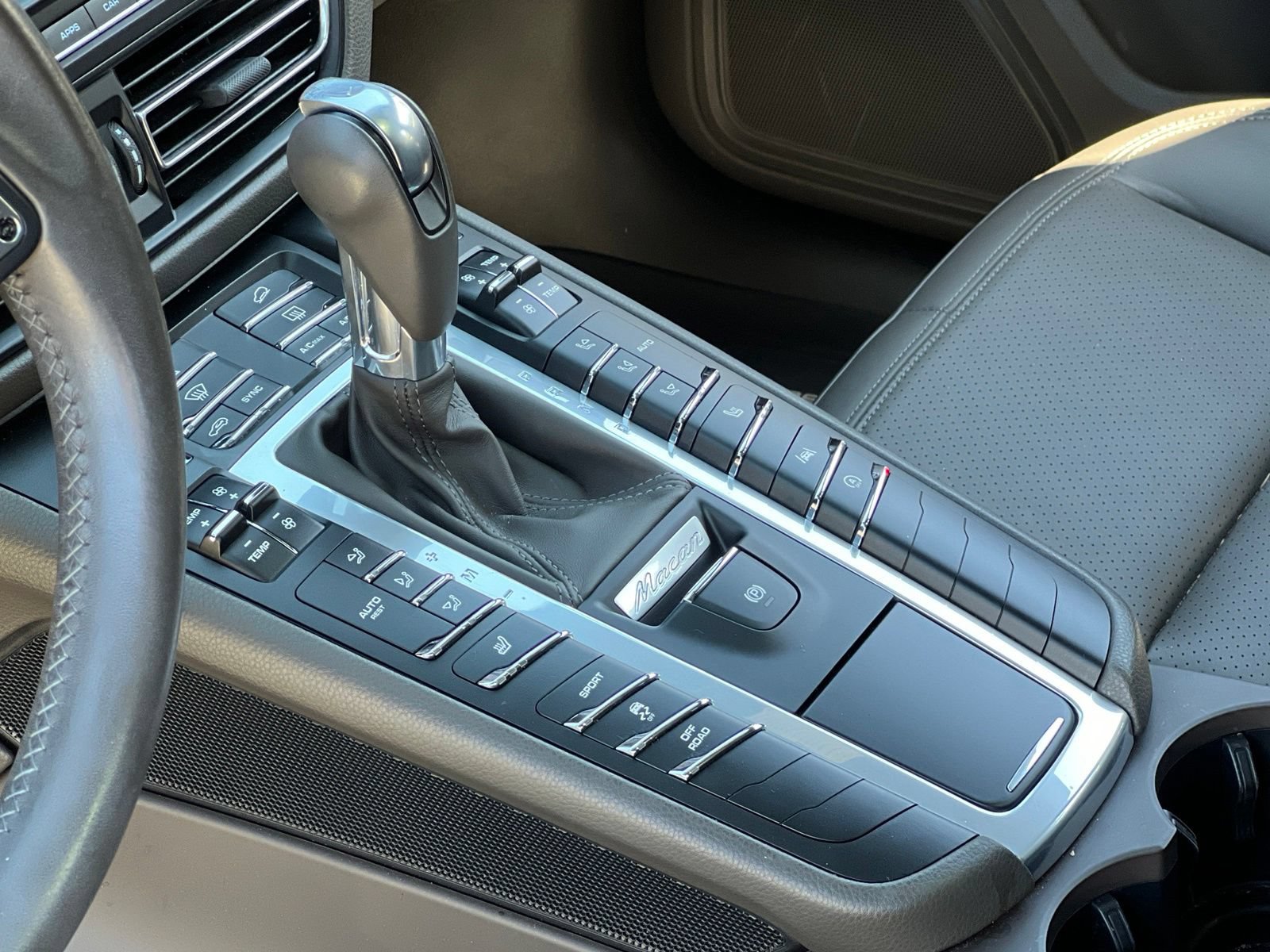 Certified 2021 Porsche Macan AWD/4WD image 30