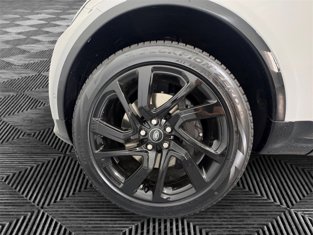 New 2025 Land Rover Discovery Dynamic SE image 14