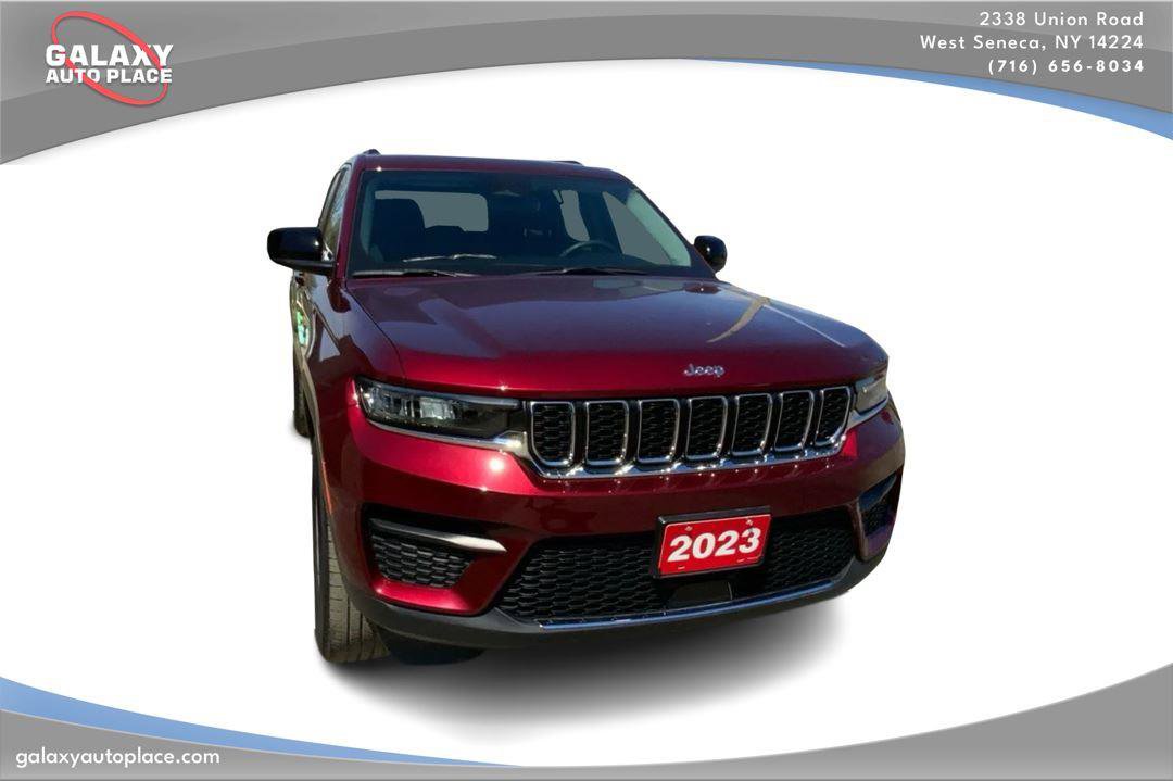 Used 2023 Jeep Grand Cherokee Laredo AWD/4WD image 3