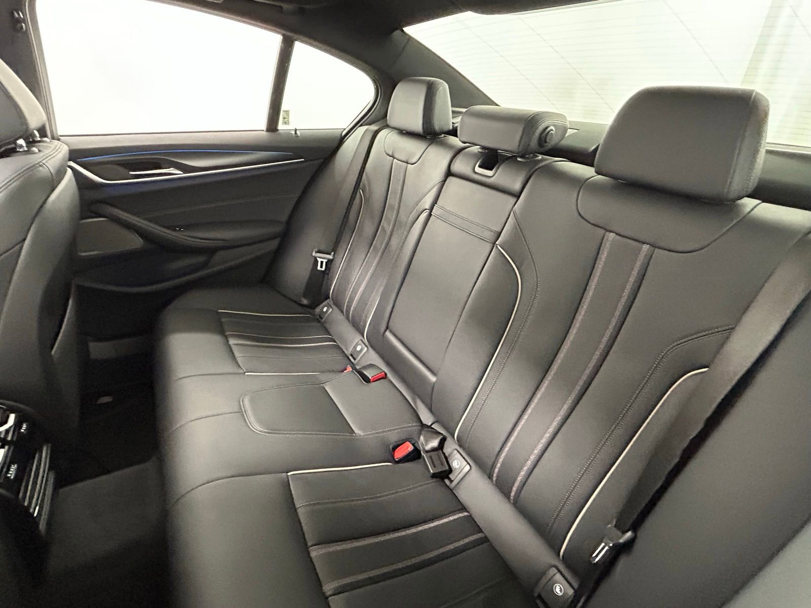 Used 2023 BMW 530e xDrive w/ Premium Package image 34