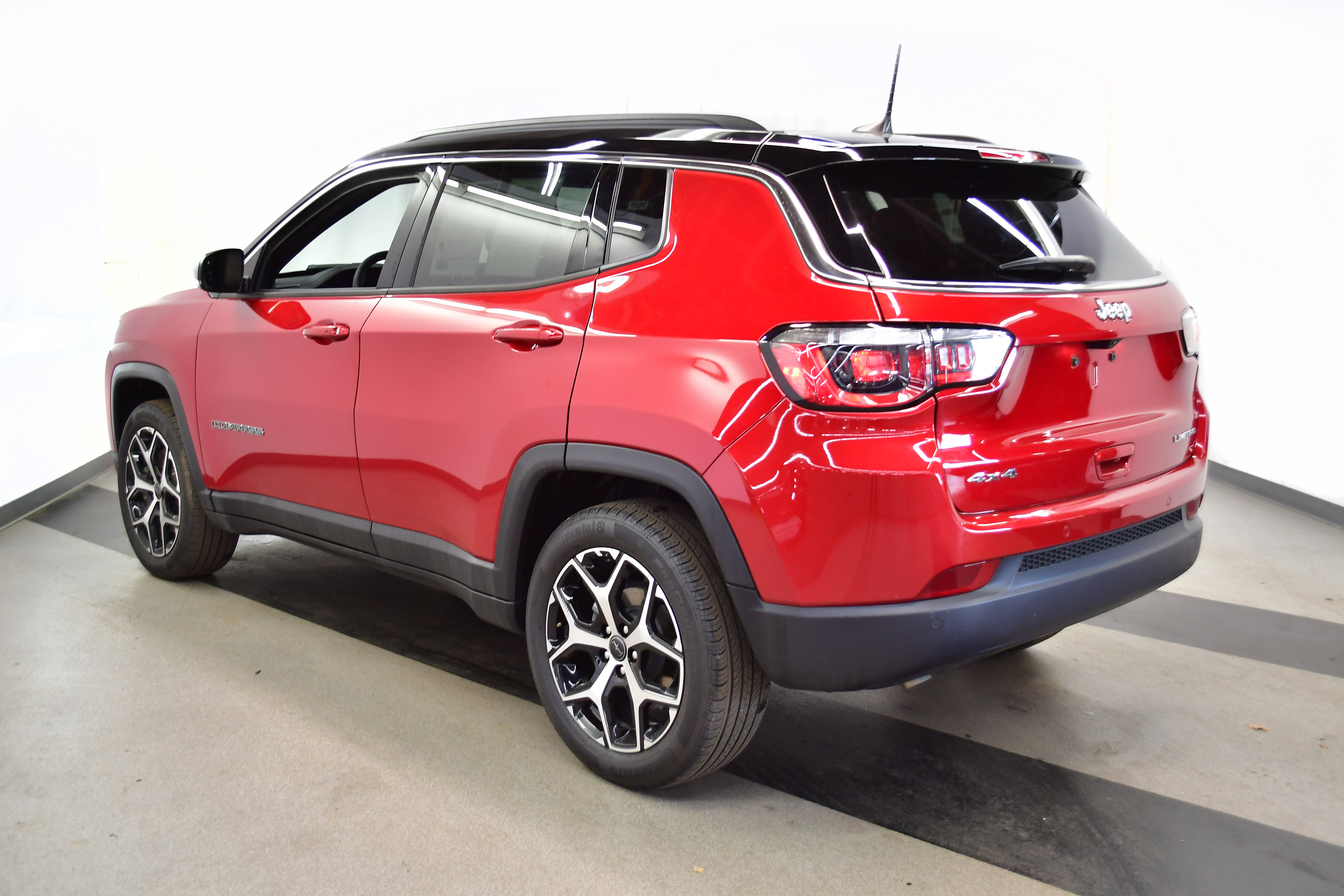 Used 2025 Jeep Compass Limited image 5
