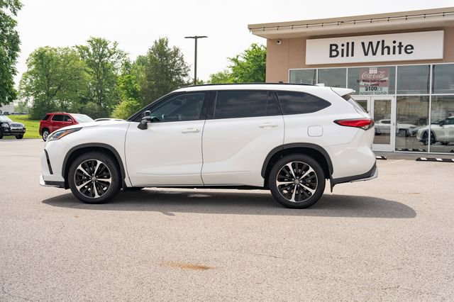 Used 2021 Toyota Highlander XSE FWD image 3
