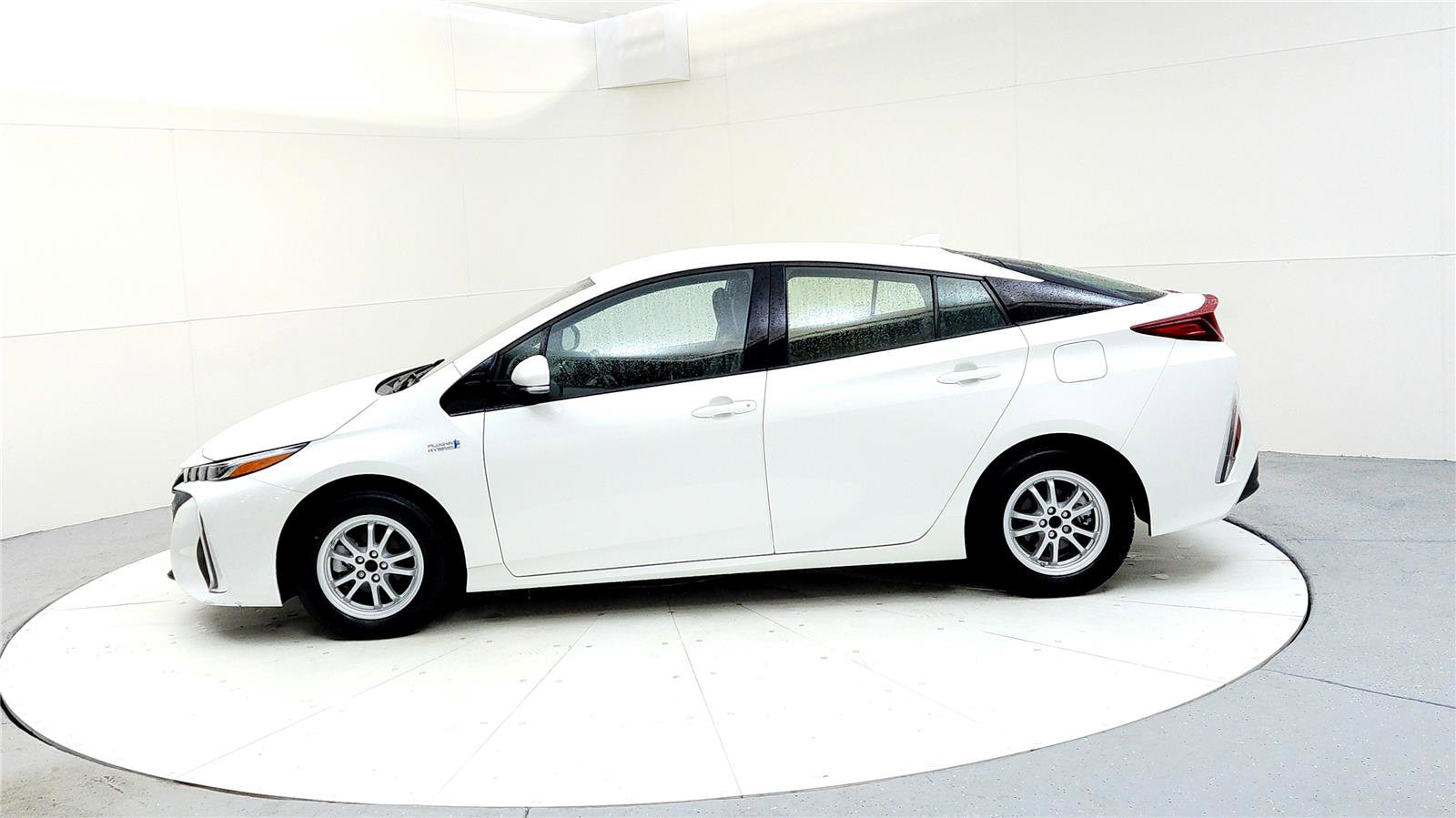 Used 2018 Toyota Prius Prime Premium image 3