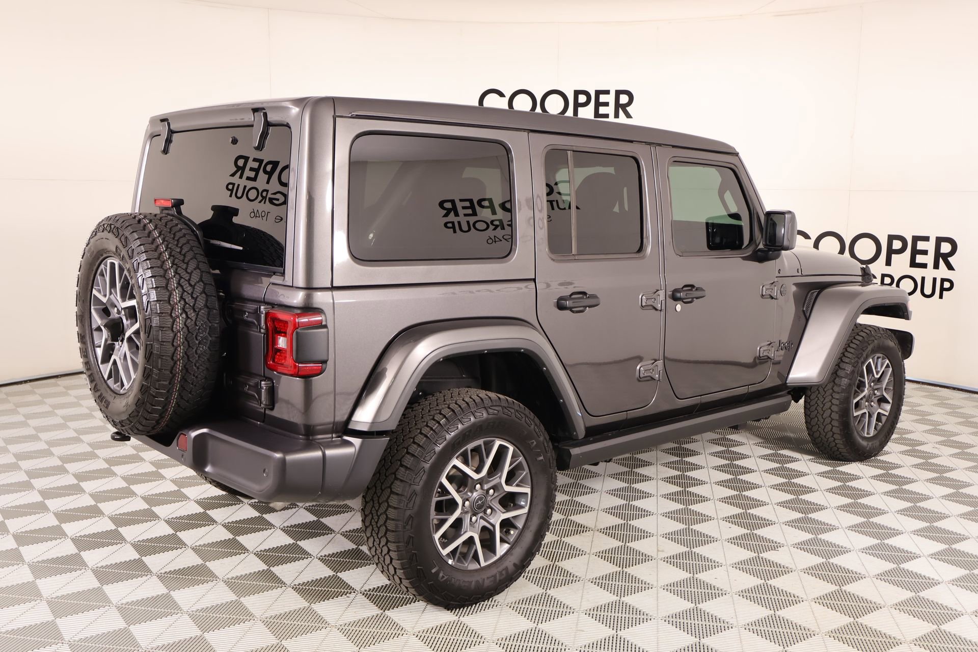 Used 2025 Jeep Wrangler Unlimited Sahara AWD/4WD image 21