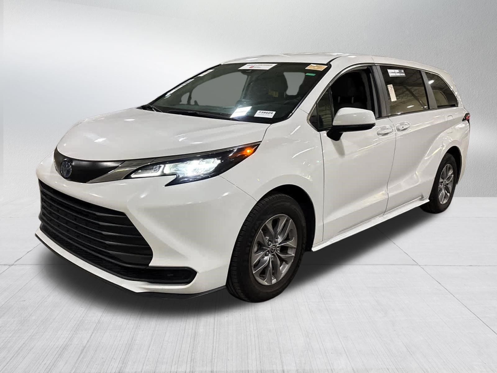 Certified 2024 Toyota Sienna LE AWD/4WD image 3