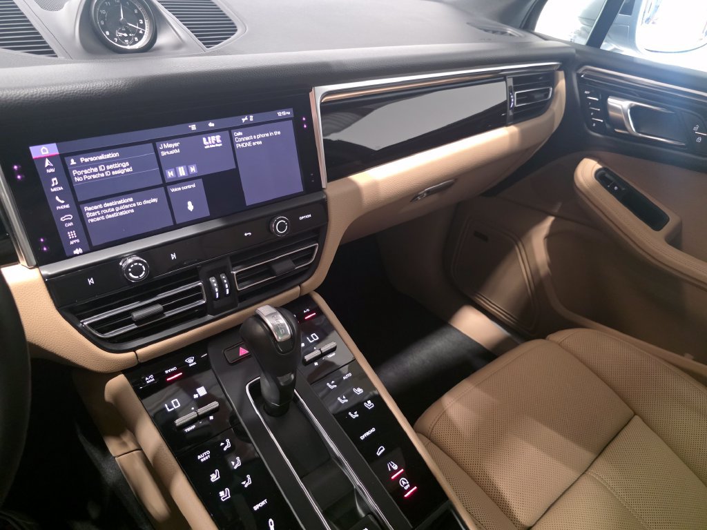 Certified 2023 Porsche Macan S AWD/4WD image 30