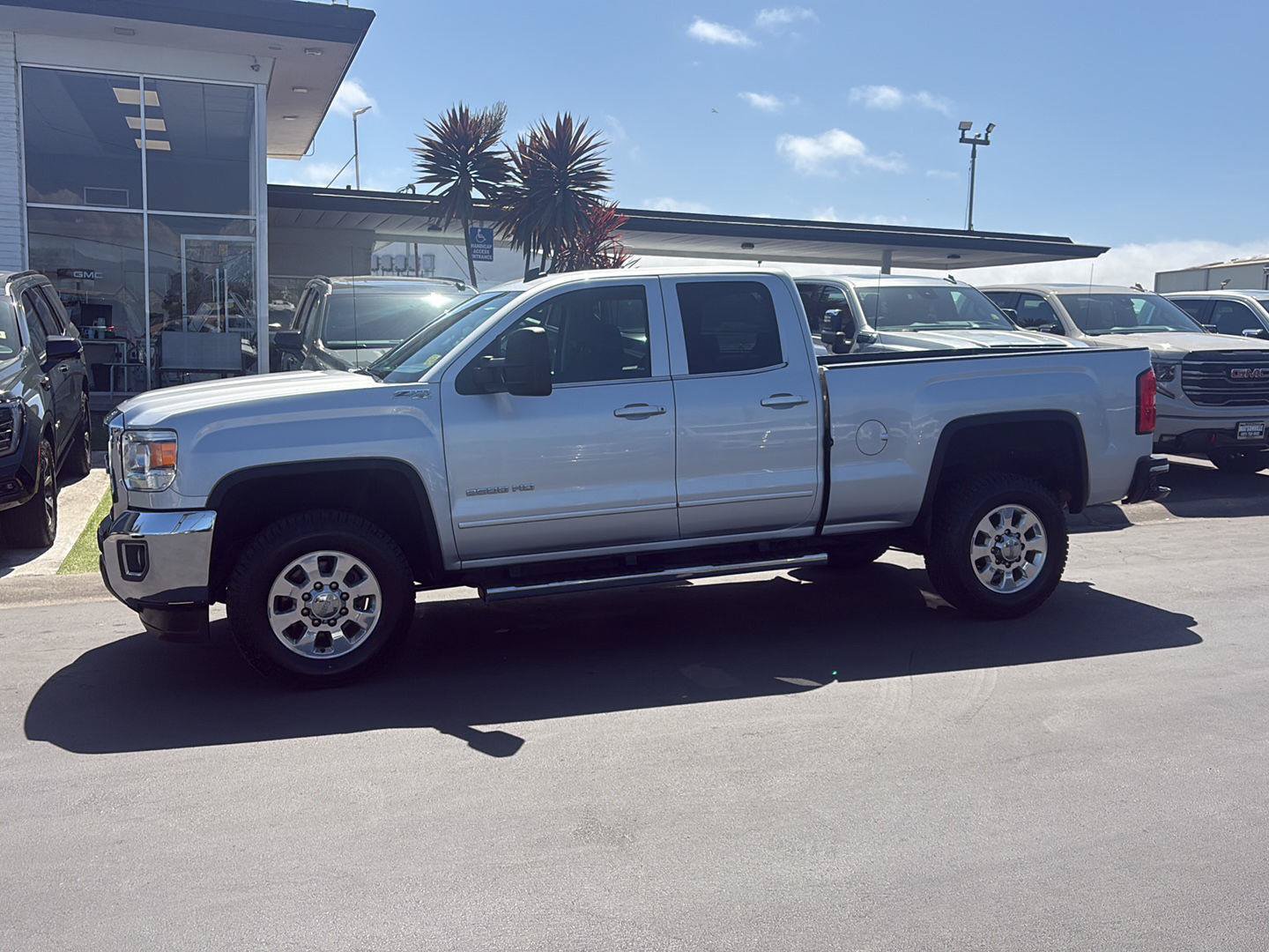 Used 2015 GMC Sierra 2500 SLE AWD/4WD image 2