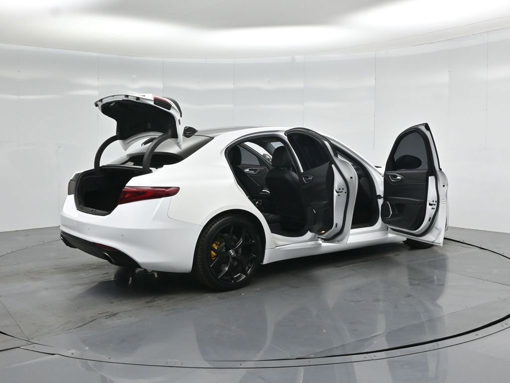 Used 2021 Alfa Romeo Giulia Ti w/ Nero Edizione RWD image 5