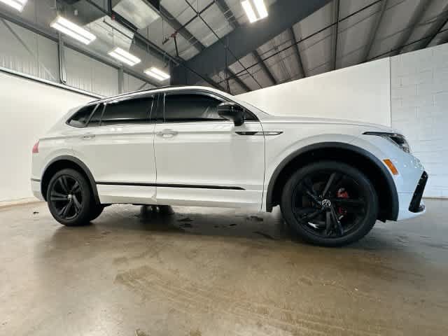 Used 2023 Volkswagen Tiguan SE R-Line AWD/4WD image 3